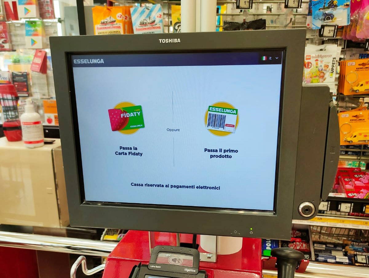 Esselunga self-checkout in store